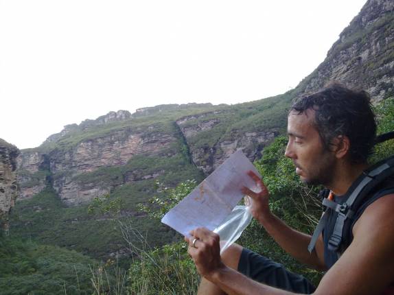 Tentando se achar no mapa no Canyon do 21, em Lençóis, na Chapada Diamantina - BA